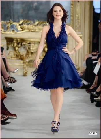 Tolles Neckholder Cocktailkleid mit passender Stola/Schal.
